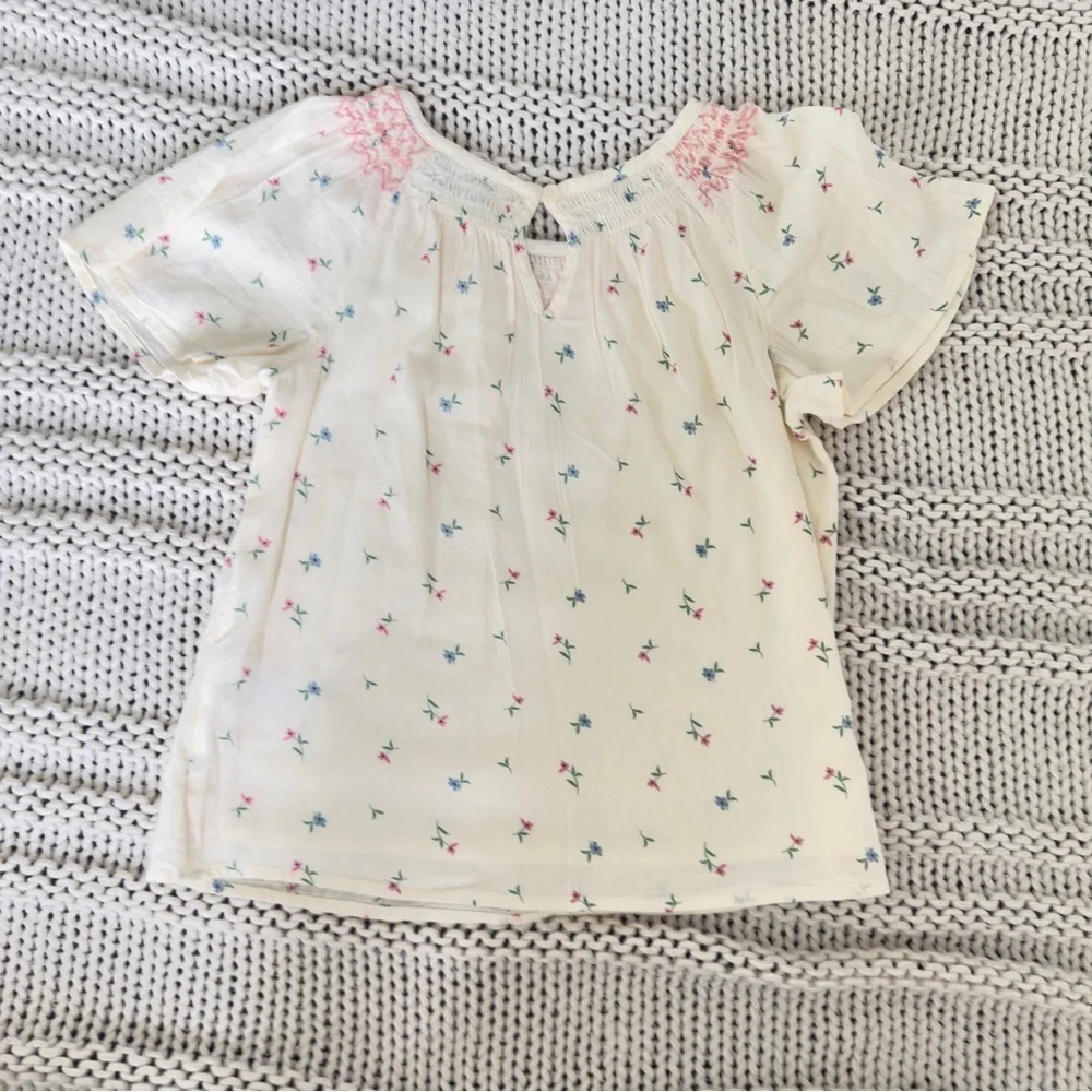 NWOT Old Navy Cream Kids Shirt with Pink and Blue Accents Size M (8)
